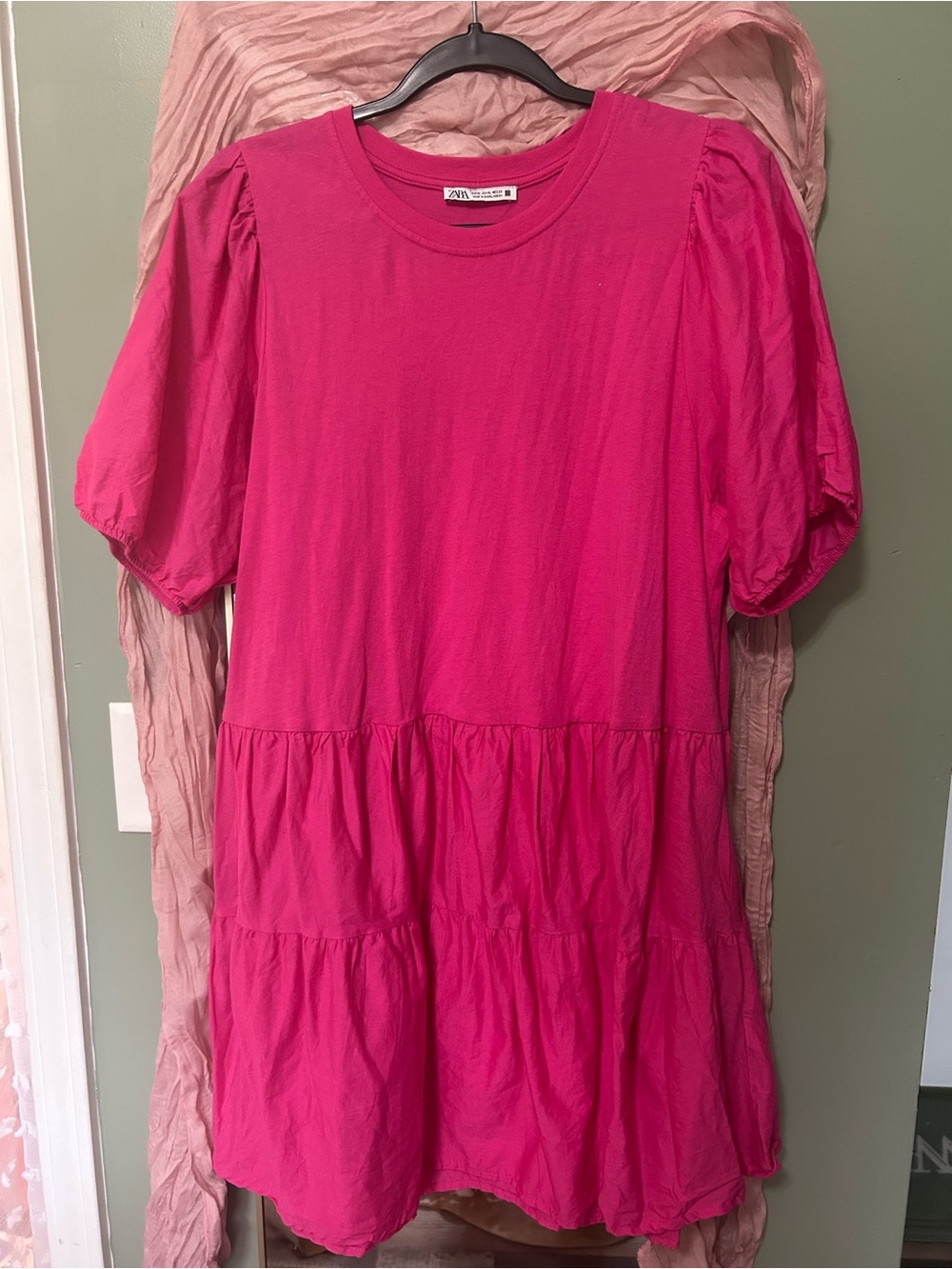 Zara womenâs Bright Fuchsia Puff-Sleeve Tiered Dress